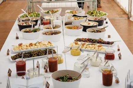 Buffet mit Salaten, Antipasti und Dips