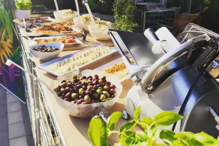Buffet im Freien mit Oliven, Käse und Aufschnittmaschine