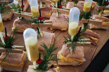 Geräucherter Fisch auf Brot mit Senfsauce in der Pipette