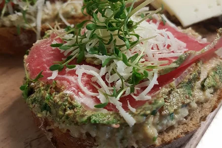 Canapé mit Roastbeef, Kresse und Parmesan auf Kräutercreme