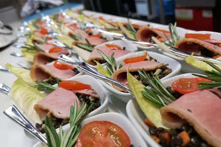 Linsensalat mit Kalbsbraten im Schälchen